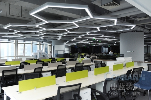 妍麗公司辦公室裝修之開敞式大辦公區(qū)裝修實景照