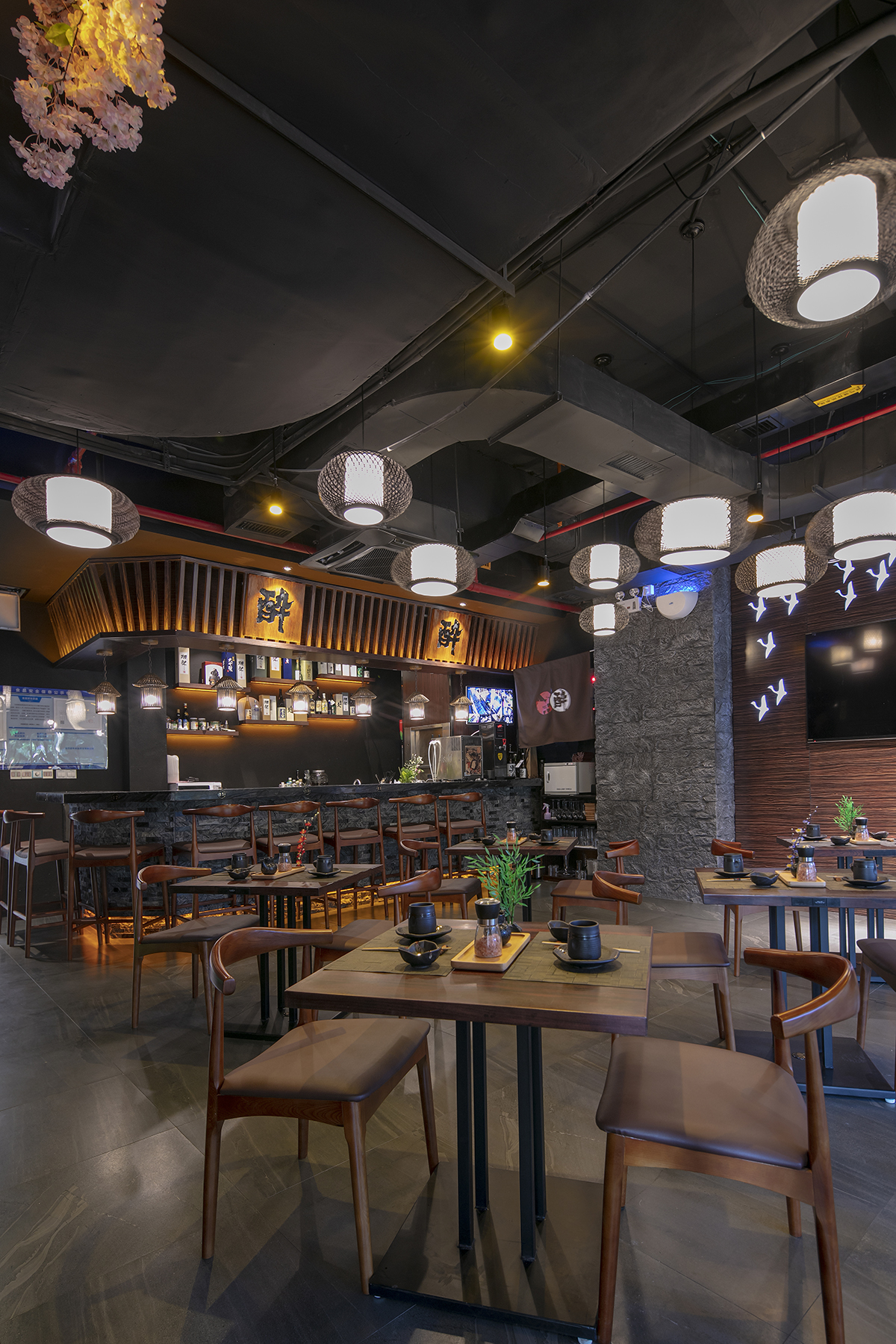 餐廳一層堂食及吧臺(tái)區(qū)